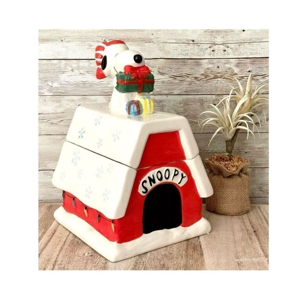NWT Adorable Peanuts Snoopy Dog House Ceramic white Red Big Christmas Cookie Jar